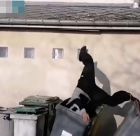 高墻往下跳滑倒扎進垃圾桶，跑酷也要注意安全