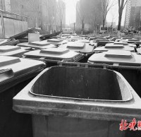 北京小區物業垃圾桶堵門，以新換舊是好事，掃尾工作也要落實