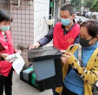 發(fā)放分類垃圾桶共創(chuàng)美麗綠色社區(qū)