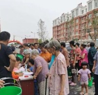 崔寨街道開展社區(qū)免費發(fā)放分類垃圾桶活動！