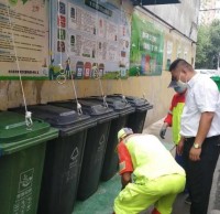 分類(lèi)垃圾桶蓋上裝吊環(huán) 小改造帶來(lái)大方便