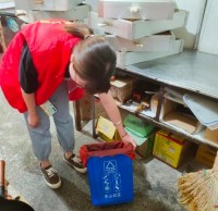 東山社區(qū)開(kāi)展沿街商鋪分發(fā)可回收物分類垃圾桶活動(dòng)