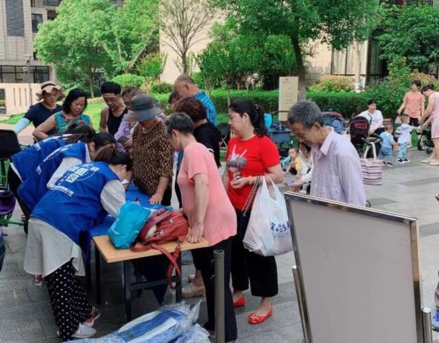 小區(qū)開展垃圾分類宣傳1